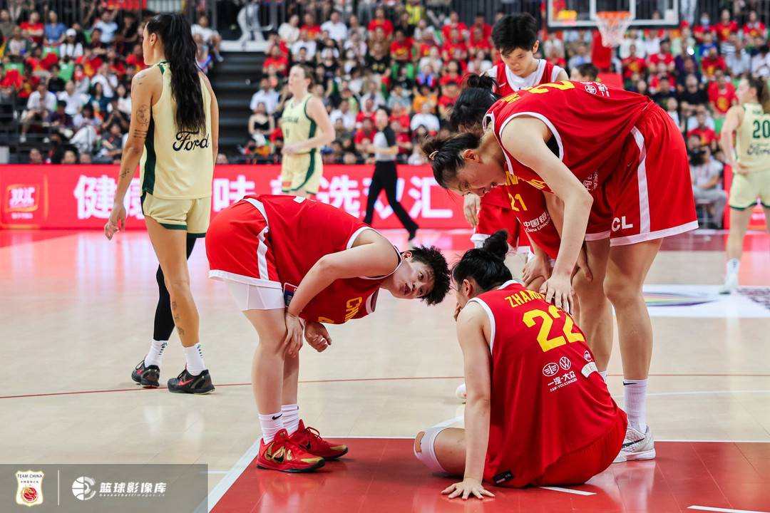 中国女篮热身赛73比69击败澳大利亚